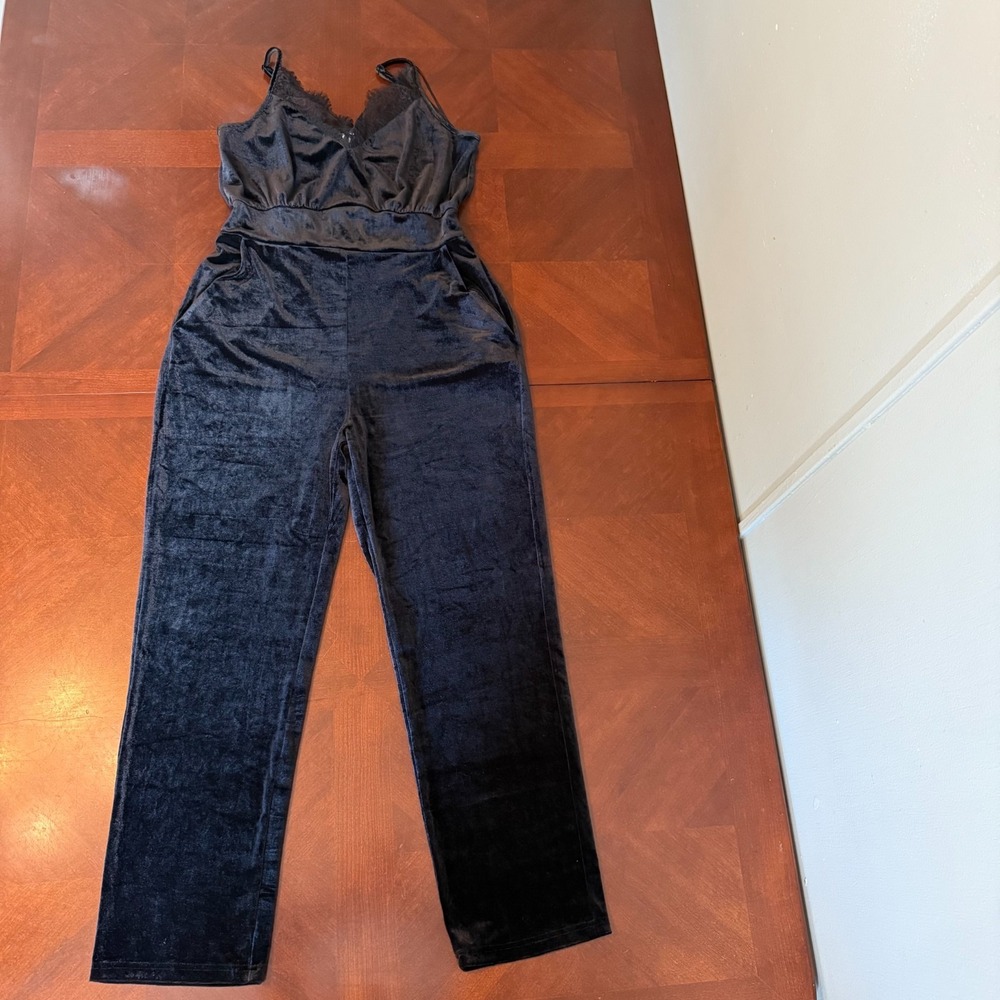 Davi & Dani Women's Black Velvet Lace Trim Jumpsuit Size M‎ Sleeveless Romper